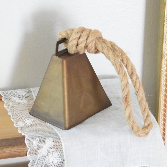 Rustic Metal Cow Bell On Rope Handle Country Cottagecore Farmhouse Home Decor - Picture 4 of 6